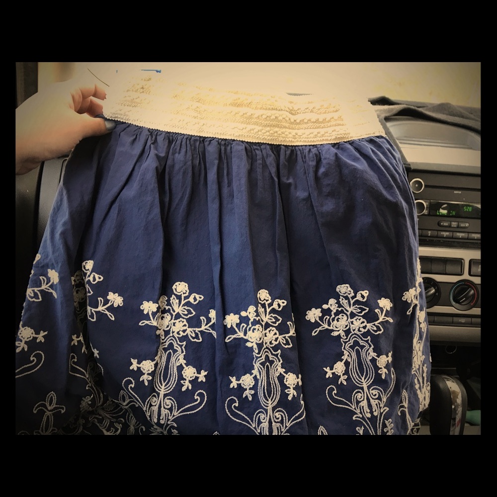 Metro wear navy blue and cream colored skirt